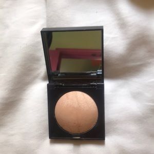 Laura Mercier Matte Radiance Baker Powder 01
